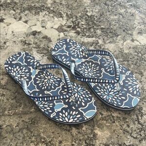 Vera Bradley Blue and White Floral Flip Flops size small sizes 5-6.